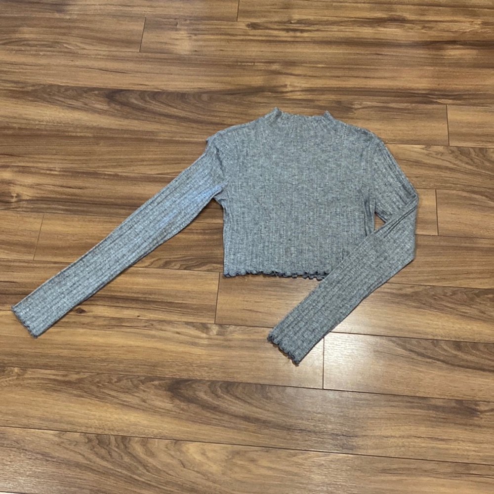 NWOT Aero cropped grey turtleneck shirt size M